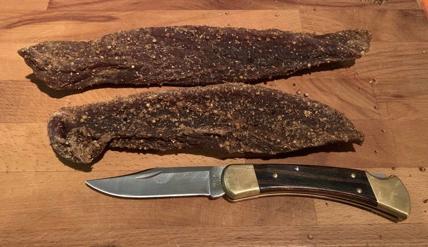 Wild zwijn biltong gepeperd, prijs € 8,95 per 100 gram.